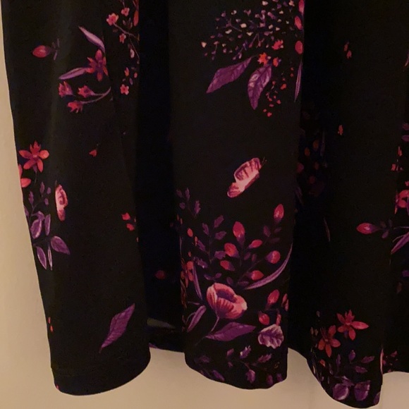 😊FREE😊With $30 Purchase - Torrid blouse w/flowers , butterflies - Plus Sized - Picture 3 of 8